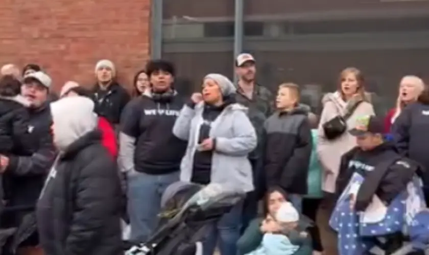Mais de 100 cristãos se reuniram em clínica de aborto em Chicago, para um evento público de oração, louvor e celebração pela vida. Captura de tela/Instagram/ juaneliasriesco