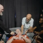 Após décadas de oração de amigo, paralítico é batizado com apoio da igreja e descansa em Cristo um mês depois. Foto: Reprodução/YouTube/The Church of Eleven22