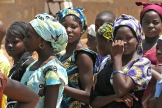 Durante aumento da onda de ataques e sequestro, meninas cristãs na Nigéria foram sequestradas em escola por homens armados. Foto: Portas Abertas