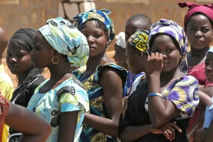 Durante aumento da onda de ataques e sequestro, meninas cristãs na Nigéria foram sequestradas em escola por homens armados. Foto: Portas Abertas