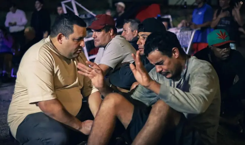 Missão no RS realiza evangelismo em pontes para sem-tetos