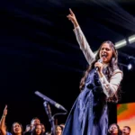 A cantora Eula Cris presenteou o público com mais uma faixa do seu projeto gravado ao vivo, o single "Forte é o Meu Deus". Forte: Divulgação.