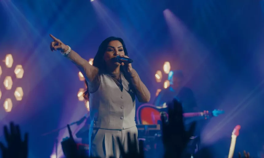 A cantora Eyshila lançou a regravação da canção "Senhor, Eu Te Amo", uma composição própria que se tornou um marco para várias gerações. Foto: Divulgação.