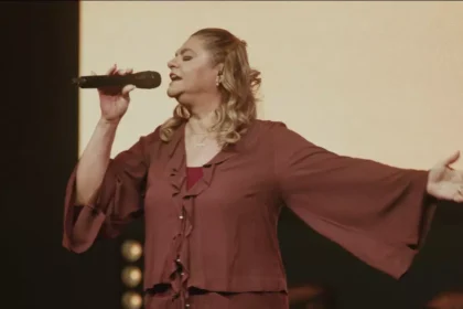 Léa Mendonça lança nova versão de "Porta Aberta Por Deus", continuando seu projeto ao vivo em comemoração a quatro décadas de ministério. Foto: Divulgação.