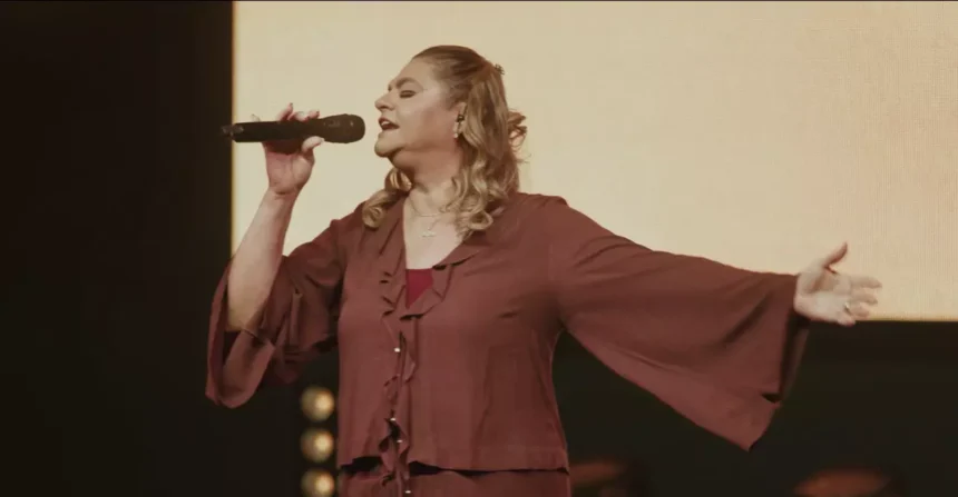 Léa Mendonça lança nova versão de "Porta Aberta Por Deus", continuando seu projeto ao vivo em comemoração a quatro décadas de ministério. Foto: Divulgação.