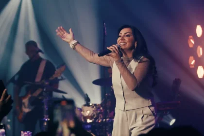 A cantora Eyshila acaba de lançar o EP "Chuva de Poder", finalizando seu projeto especial que celebra 30 anos de carreira. Foto: Divulgação.