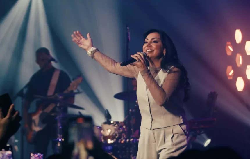 A cantora Eyshila acaba de lançar o EP "Chuva de Poder", finalizando seu projeto especial que celebra 30 anos de carreira. Foto: Divulgação.