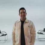 O cantor Pr. Lucas acaba de apresentar seu novo single, "Um Lugar Na Mesa", acompanhado de um clipe emocionante. Foto: Divulgação.