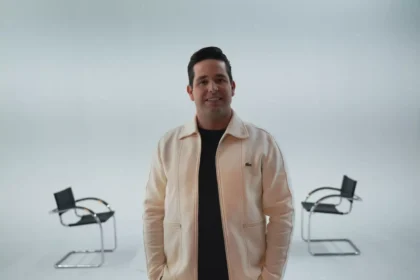 O cantor Pr. Lucas acaba de apresentar seu novo single, "Um Lugar Na Mesa", acompanhado de um clipe emocionante. Foto: Divulgação.