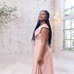 A cantora Thalita Roberta apresentou seu mais novo single, "Eu Sou", uma canção que celebra temas de identidade, fé e entrega total a Deus. Foto: Divulgação.