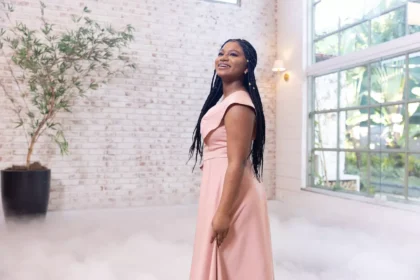 A cantora Thalita Roberta apresentou seu mais novo single, "Eu Sou", uma canção que celebra temas de identidade, fé e entrega total a Deus. Foto: Divulgação.