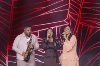 Em celebração aos seus 30 anos de carreira, Eyshila lança a regravação de "Vou Glorificar", com sua irmã, Jozyanne, e de Josué Lopez. Foto: Divulgação.