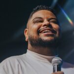 Lukas Agustinho apresenta uma nova versão do sucesso ''Yahweh Se Manifestará'', que conta com a participação do Oasis Ministry. Foto: Divulgação.
