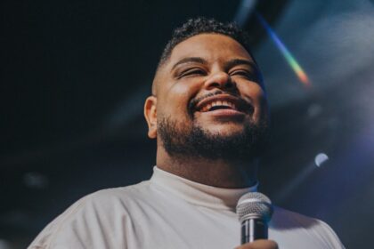 Lukas Agustinho apresenta uma nova versão do sucesso ''Yahweh Se Manifestará'', que conta com a participação do Oasis Ministry. Foto: Divulgação.