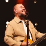 Comemorando 30 anos de carreira, o cantor Marcus Salles lança álbum gravado ao vivo, que reúne várias colaborações especiais. Foto: Divulgação.