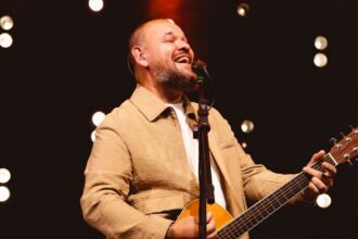 Comemorando 30 anos de carreira, o cantor Marcus Salles lança álbum gravado ao vivo, que reúne várias colaborações especiais. Foto: Divulgação.