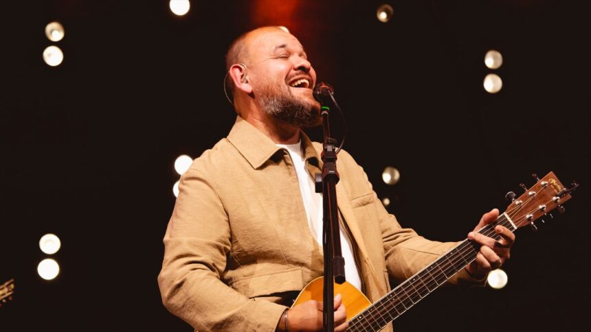 Comemorando 30 anos de carreira, o cantor Marcus Salles lança álbum gravado ao vivo, que reúne várias colaborações especiais. Foto: Divulgação.