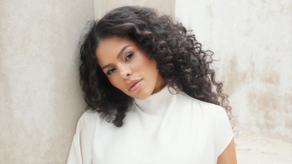 A cantora Rayza transforma ataque de hater em música e lança “Natureza de Adão”