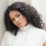 A cantora Rayza transforma, hater que recebeu após a artista passar a falar mais abertamente sobre a sua fé, em nova música. Foto: Divulgação.