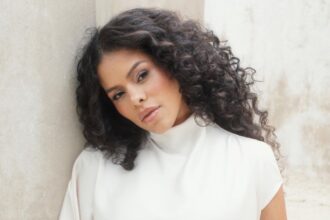 A cantora Rayza transforma, hater que recebeu após a artista passar a falar mais abertamente sobre a sua fé, em nova música. Foto: Divulgação.