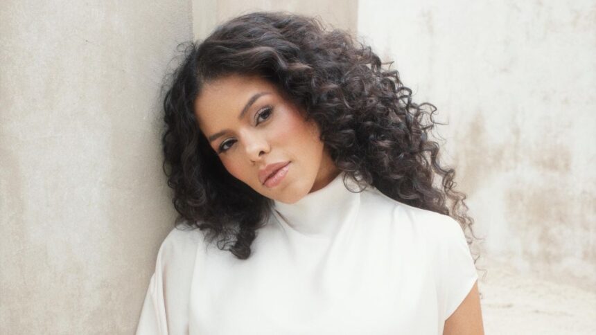 A cantora Rayza transforma, hater que recebeu após a artista passar a falar mais abertamente sobre a sua fé, em nova música. Foto: Divulgação.