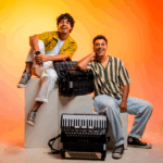 Formada pelos irmãos Jonathan e Junior Gomes, a dupla Sarau do Reino apresenta o EP “Naturalmente” pela Onimusic. Foto: Divulgação.