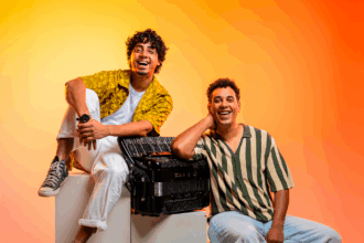 Formada pelos irmãos Jonathan e Junior Gomes, a dupla Sarau do Reino apresenta o EP “Naturalmente” pela Onimusic. Foto: Divulgação.