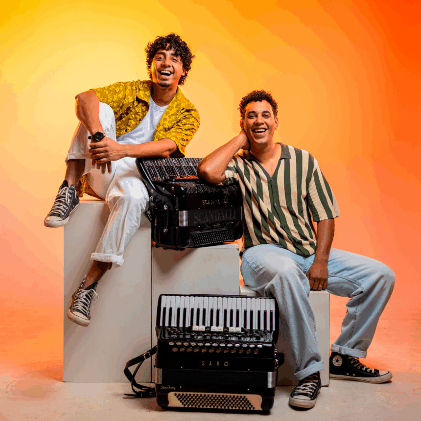 Formada pelos irmãos Jonathan e Junior Gomes, a dupla Sarau do Reino apresenta o EP “Naturalmente” pela Onimusic. Foto: Divulgação.