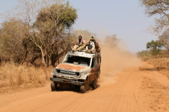 Massacres em massa resulta em milhões de deslocados, fome extrema e perseguição da minoria de cristãos no Sudão em meio à guerra civil. Foto: Reprodução.