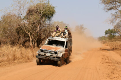 Massacres em massa resulta em milhões de deslocados, fome extrema e perseguição da minoria de cristãos no Sudão em meio à guerra civil. Foto: Reprodução.