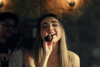 A cantora Esther Durán lança a canção "Filho Meu", inspirada na conhecida passagem bíblica de Lucas 15:11-31, a parábola do Filho Pródigo. Foto: Divulgação.