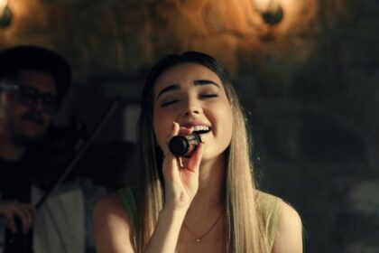 A cantora Esther Durán lança a canção "Filho Meu", inspirada na conhecida passagem bíblica de Lucas 15:11-31, a parábola do Filho Pródigo. Foto: Divulgação.