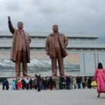 Cristãos na Coreia do Norte são obrigados a fazer rituais de lealdade a Dinastia Kim: ''Deus sabe que eles não estão adorando o ídolo''. Foto: Portas Abertas.