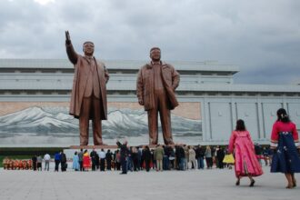 Cristãos na Coreia do Norte são obrigados a fazer rituais de lealdade a Dinastia Kim: ''Deus sabe que eles não estão adorando o ídolo''. Foto: Portas Abertas.