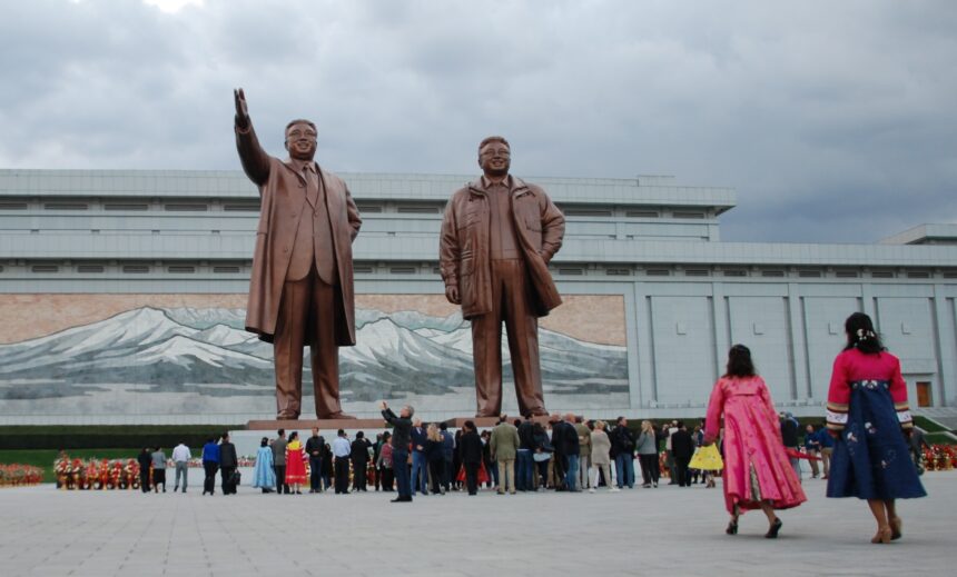 Cristãos na Coreia do Norte são obrigados a fazer rituais de lealdade a Dinastia Kim: ''Deus sabe que eles não estão adorando o ídolo''. Foto: Portas Abertas.
