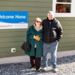 Casal de idosos que perdeu tudo no furacão Helene recebe nova casa de missão em emocionante milagre de Natal na Carolina do Norte. Foto: Reprodução/Samaritan's Purse