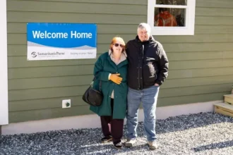 Casal de idosos que perdeu tudo no furacão Helene recebe nova casa de missão em emocionante milagre de Natal na Carolina do Norte. Foto: Reprodução/Samaritan's Purse