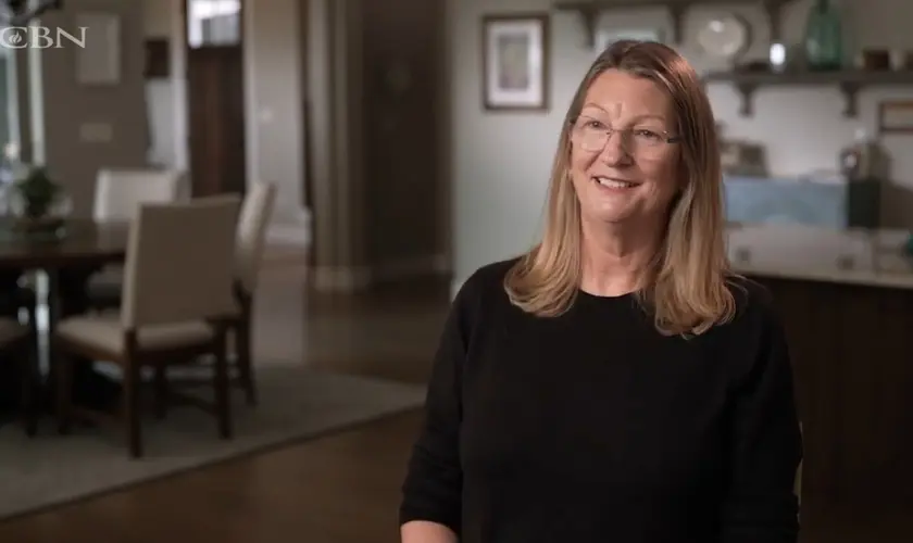 Mulher recebe a cura de câncer após oração em culto: ”Era tudo Deus”