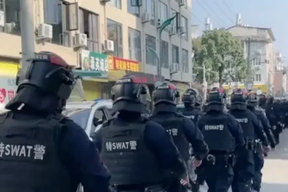 Operações policiais contra igrejas na China resultam em prisões de líderes e fechamento de comunidades não registradas. Foto: Captura de tela/ChinaAid
