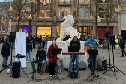 Cerca de 80 pessoas decidiram aceitar Jesus durante evangelismo em massa que reuniu 130 alunos e evangelistas em Amsterdã. Foto: Reprodução/Revive