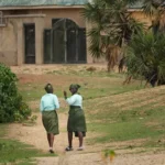 Autoridades libertam 100 crianças de sequestro na Nigéria; centenas seguem reféns, gerando crise e pressão. Foto: Representativa/Portas abertas.