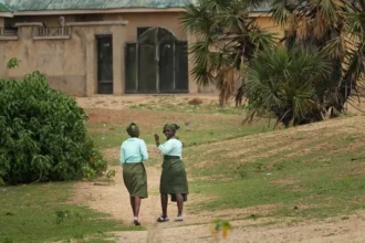 Autoridades libertam 100 crianças de sequestro na Nigéria; centenas seguem reféns, gerando crise e pressão. Foto: Representativa/Portas abertas.
