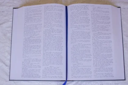 Durante oito meses, grupo de 56 voluntários de uma igreja no Espírito Santo, se dedicou à transcrição manual completa de uma bíblia gigante. Foto: Arquivo pessoal.