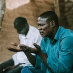 Pastor, esposa e fiéis são sequestrados por terroristas durante culto na Nigéria em igreja no estado de Kogi. Foto: Reprodução/Global Christian Relief