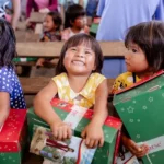 Missão de Franklin Graham enviará 13 milhões de caixas de presentes (Operação Christmas Child) para crianças em 130 países neste Natal. Foto: Facebook/Samaritan’s Purse