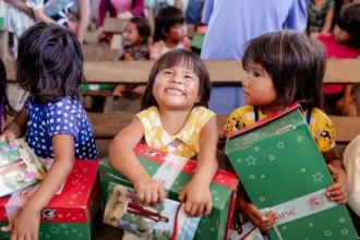 Missão de Franklin Graham enviará 13 milhões de caixas de presentes (Operação Christmas Child) para crianças em 130 países neste Natal. Foto: Facebook/Samaritan’s Purse