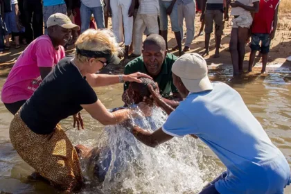 A missionária Heidi Baker compartilha como terroristas em Moçambique aceitaram Jesus após serem perdoados. Foto: rollandheidibaker.org