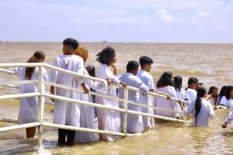Batismo no Rio Amazonas: Mais de 300 novos convertidos celebraram sua fé em uma cerimônia histórica no Batistério Público de Macapá, Amapá. Foto: Instagram/Prefeitura de Macapá