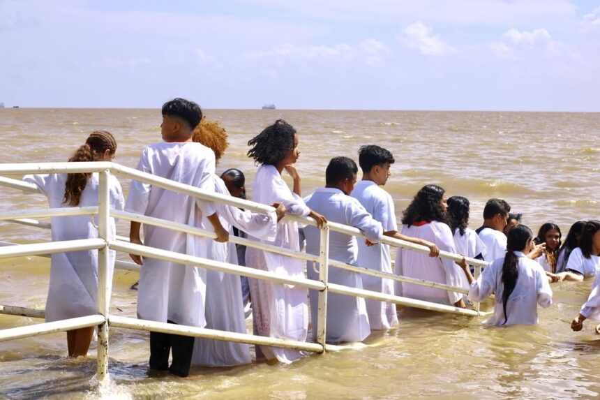 Batismo no Rio Amazonas: Mais de 300 novos convertidos celebraram sua fé em uma cerimônia histórica no Batistério Público de Macapá, Amapá. Foto: Instagram/Prefeitura de Macapá