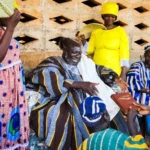 Povo de Gana celebra a entrega da Bíblia na língua Komba após 20 anos de tradução e cooperação internacional. Foto: Facebook/Lutheran Bible Translators